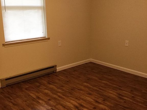3rd image of 8 Wallingford Dr APT 2