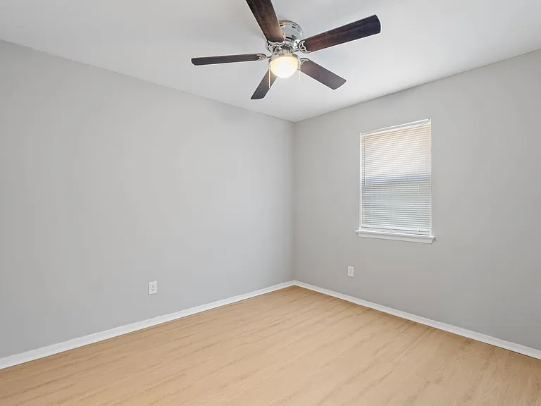 Cedarwood Apartments — Photo 22