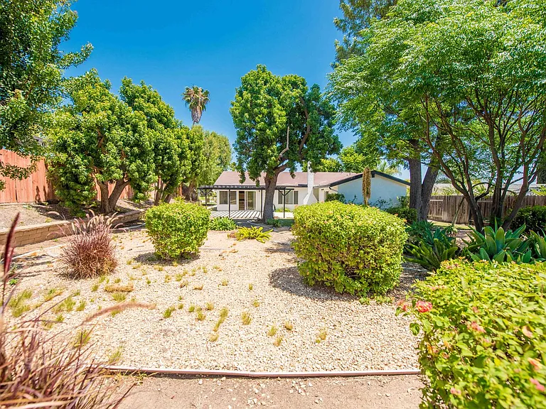 4395 Avenida De Las Flores — Photo 40
