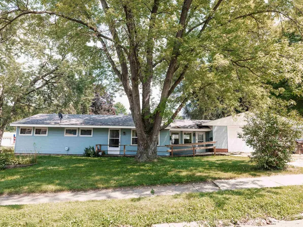 1435 Winter Dr, Freeport, IL 61032