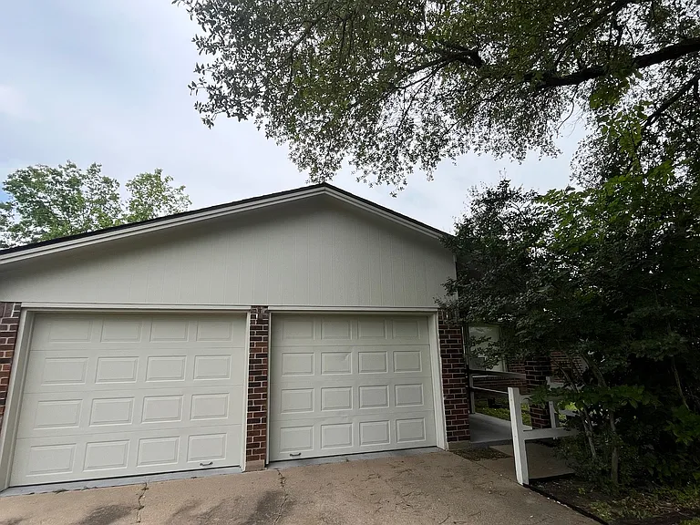 1802 Laura Ln — Photo 1