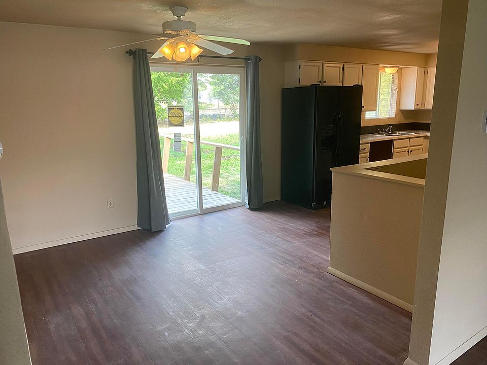 Dining Room opens into kitchen with pantry
