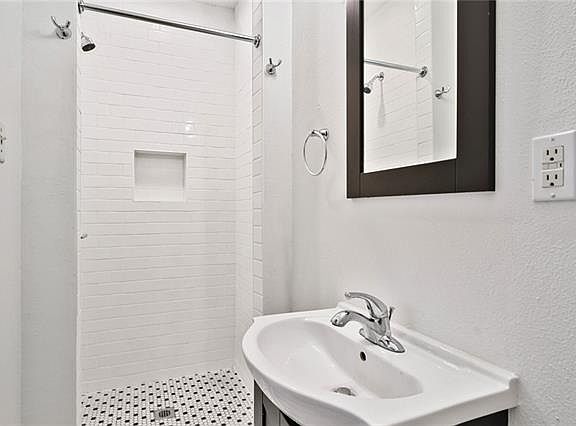 5th image of 2004 Baronne St #4