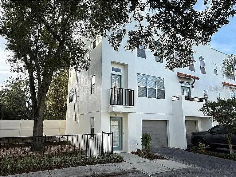 3 bed, 2.5 bath, 2022 sqft, $3,500 — Photo 2