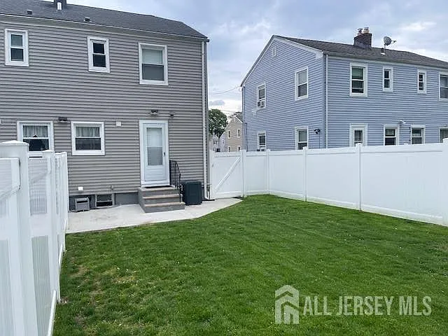 545 Olive Pl — Photo 6