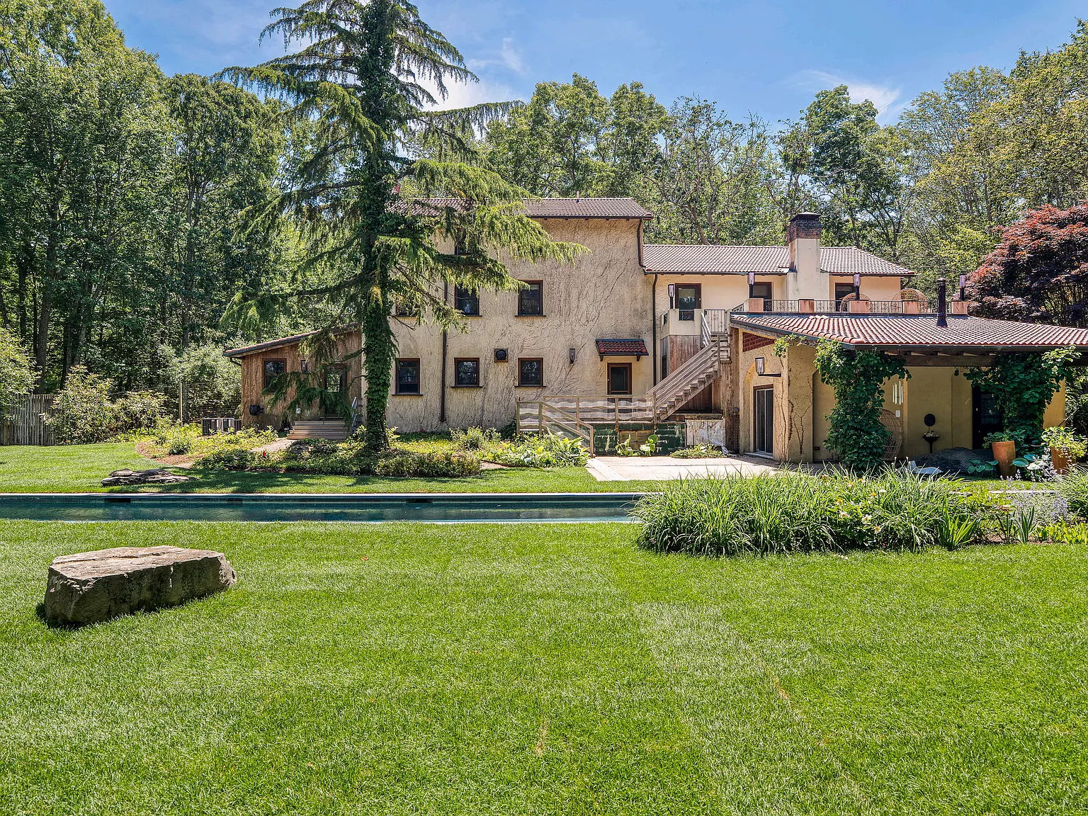European Tuscan Villa-Inspired 4BR Retreat in Sag Harbor — Photo 2