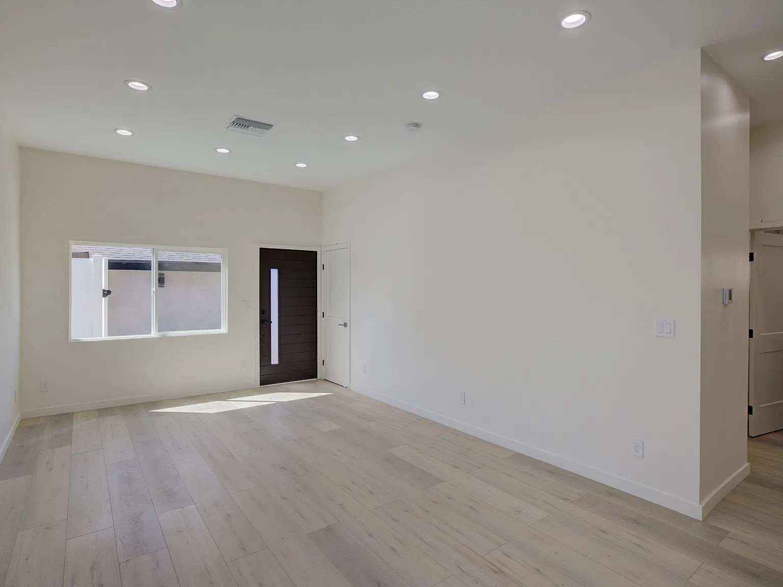 2 bed, 1000 sqft, $3,300 — Photo 2