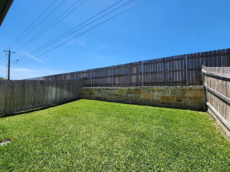 2028 Rueben — Photo 32