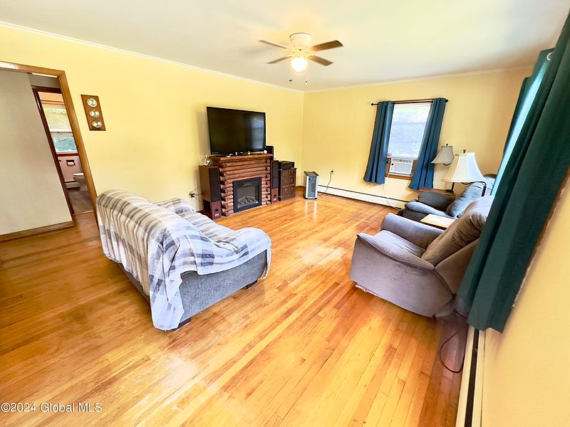 3rd image of 325 Goodman Road