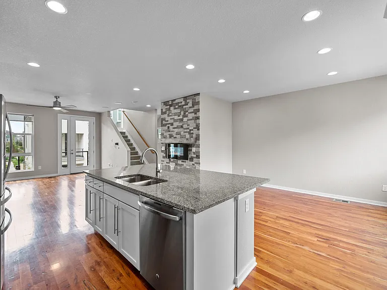 584 E Hinsdale Ave — Photo 14