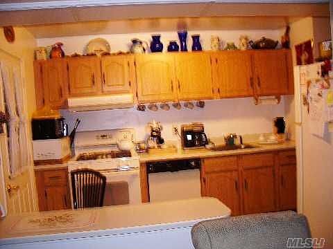 5th image of 77 Townhouse Dr