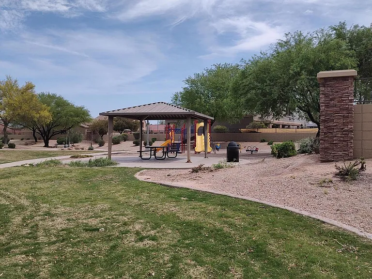 590 W Enchanted Desert Dr — Photo 2