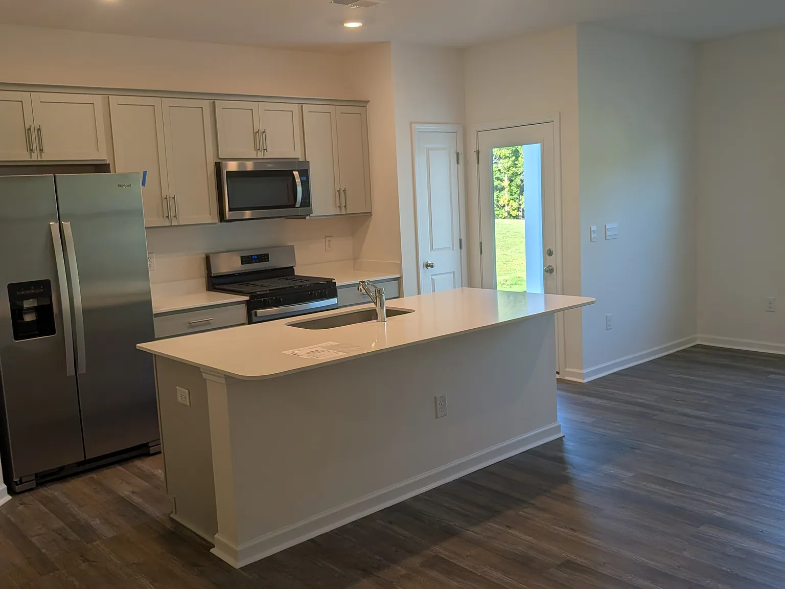 3 bed, 2.5 bath, 1429 sqft, $1,700 — Photo 2