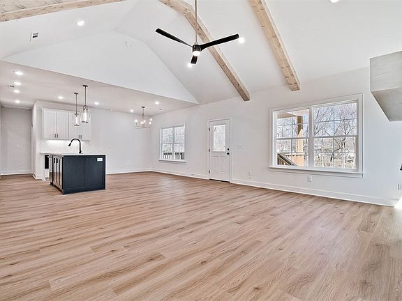 4th image of 17 Roxburgh Ln