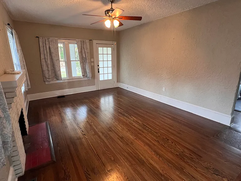 220 Leon Ave — Photo 4