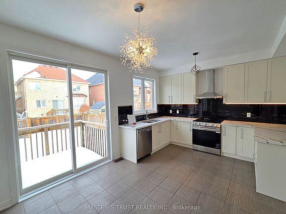 4th image of 11 Beacon Point St