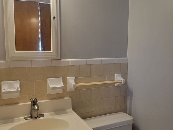 3rd image of 211 McArthur Dr