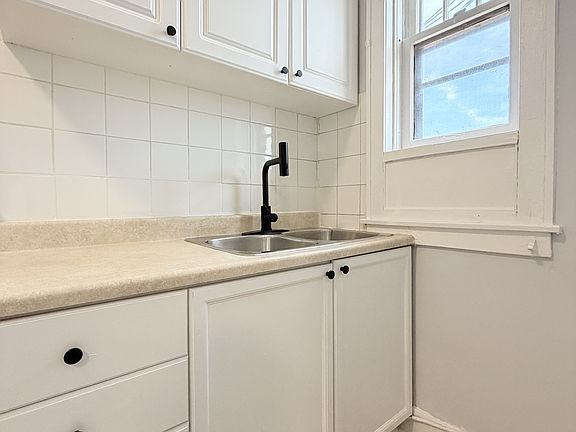 5th image of 36 Hanna St W Unit 8