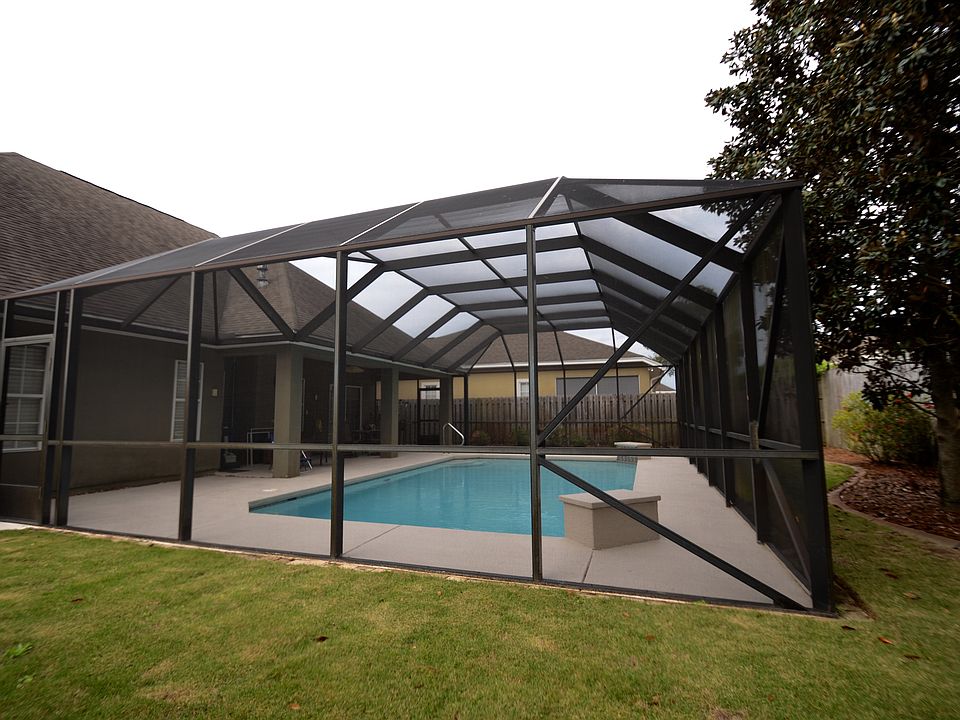 Enclosed Pool! Beautiful!