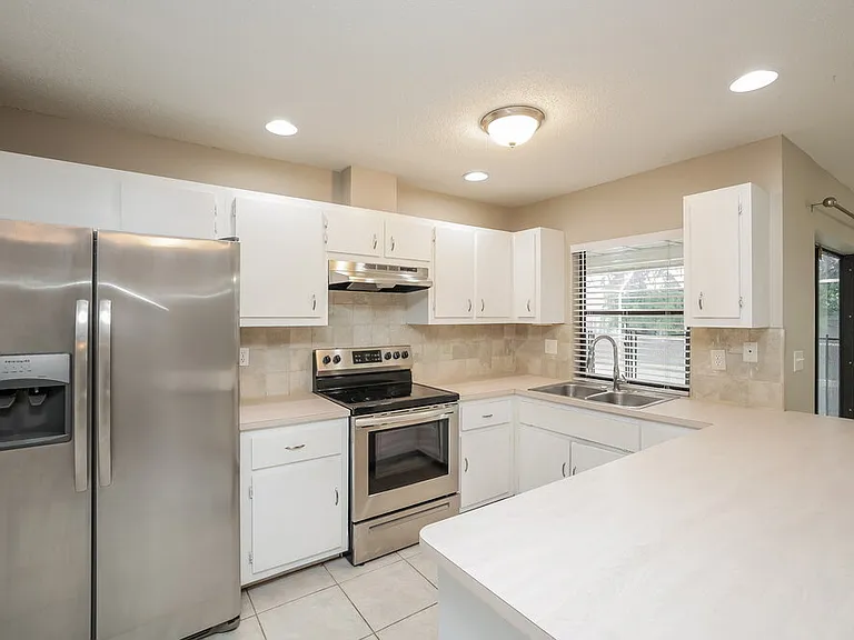 433 SE 13th Pl — Photo 7