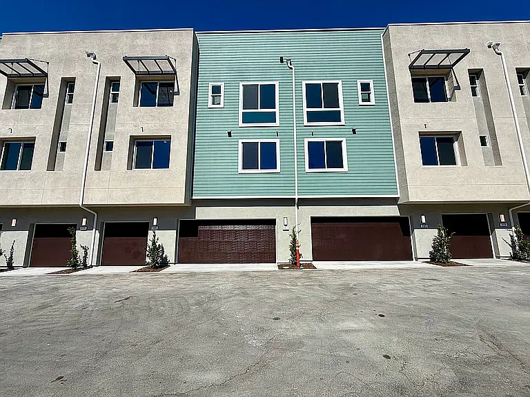 4 bed, 1643 sqft, $4,450 — Photo 2