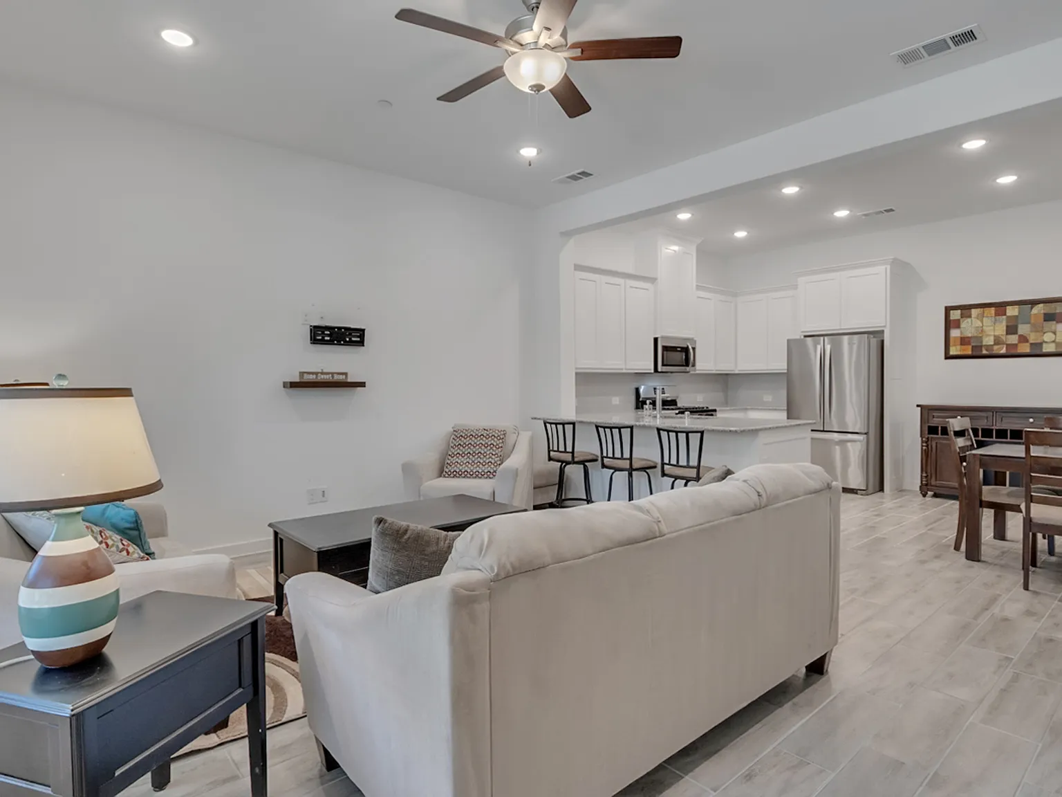 3 bed, 2.5 bath, 1690 sqft, $2,600 — Photo 1