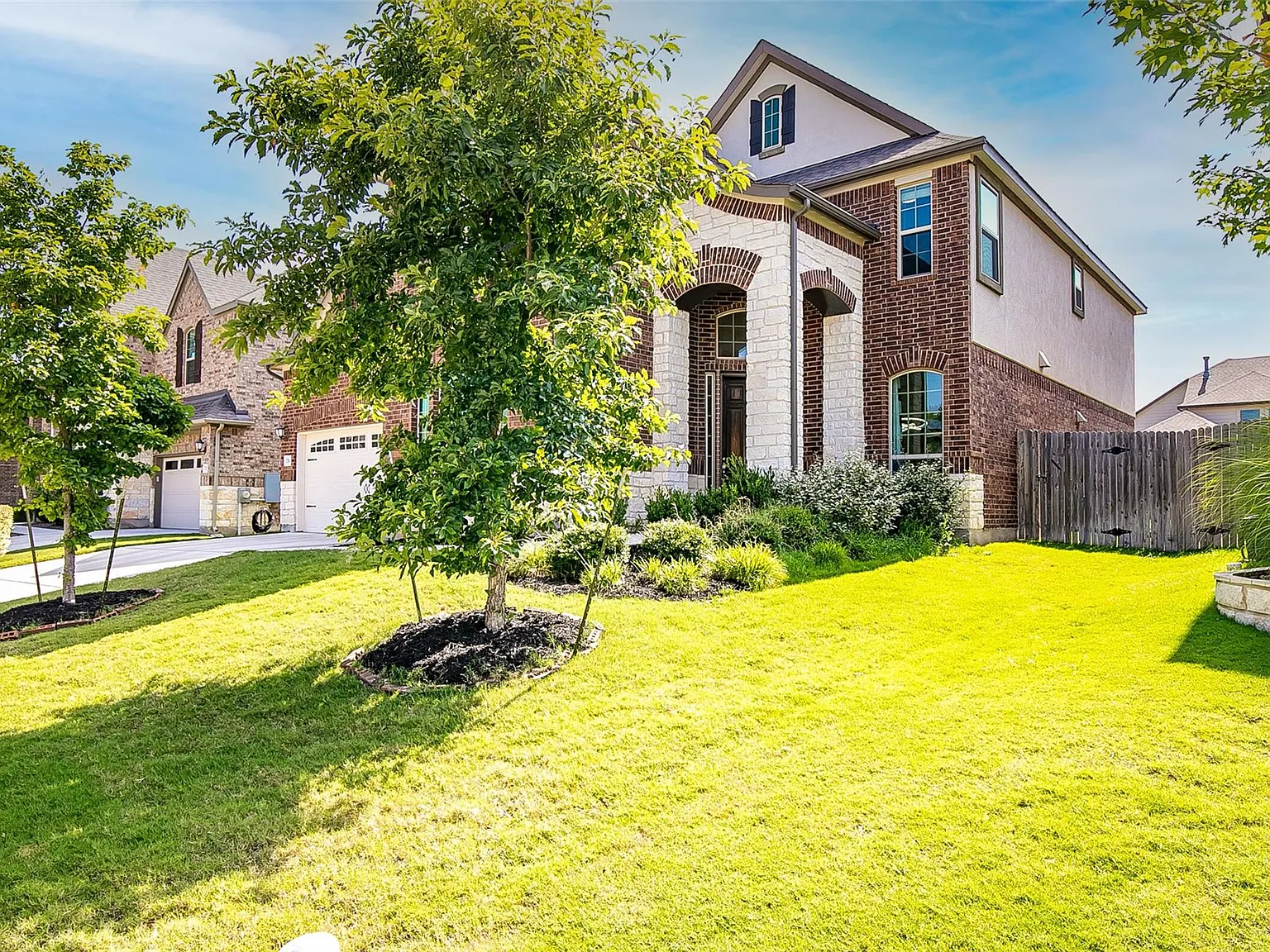 4 bed, 3.5 bath, 3671 sqft, $2,850 — Photo 2