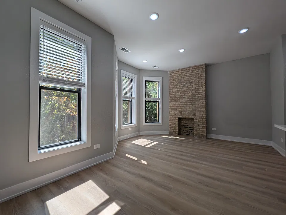 W Belden Ave