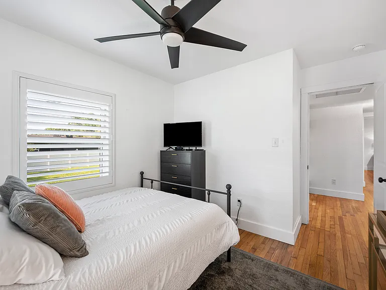 823 Eddy St — Photo 18