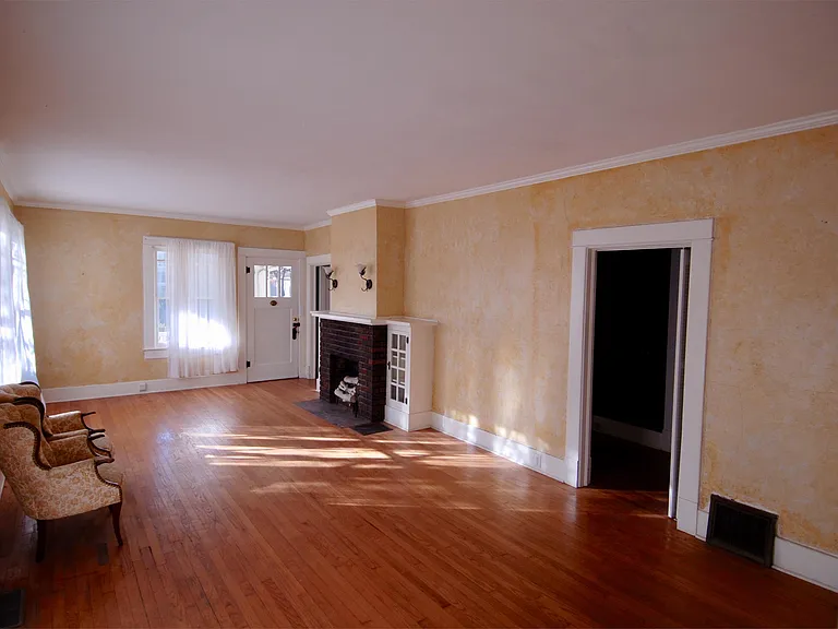 330 N Rollston Ave — Photo 2