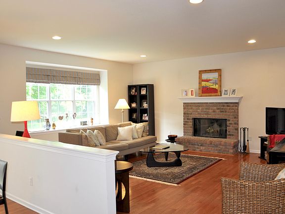 5th image of 215 Roosevelt Dr