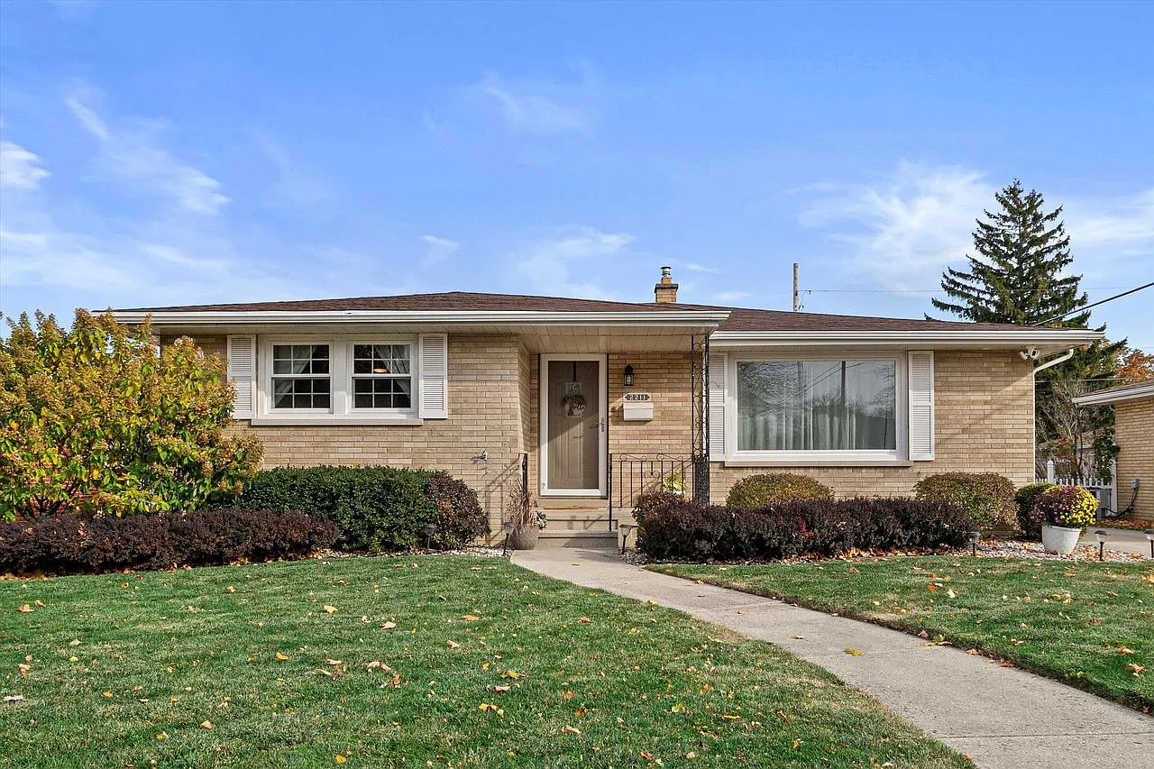 2211 25th AVENUE photo 1