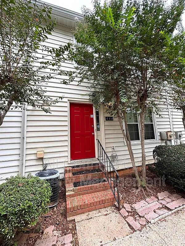 3 bed, 3.5 bath, 1300 sqft, $2,000 — Photo 2