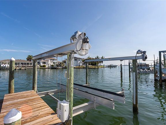 2nd image of 440 PALM ISLAND SE