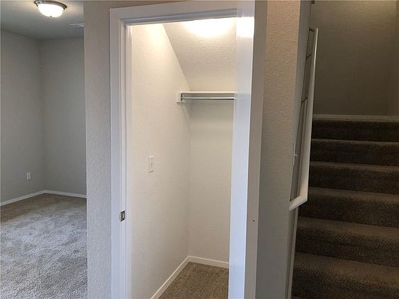 3rd image of 208 E Kara Ln