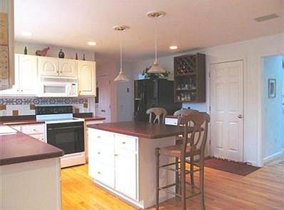 3rd image of 136 Merchant Ave