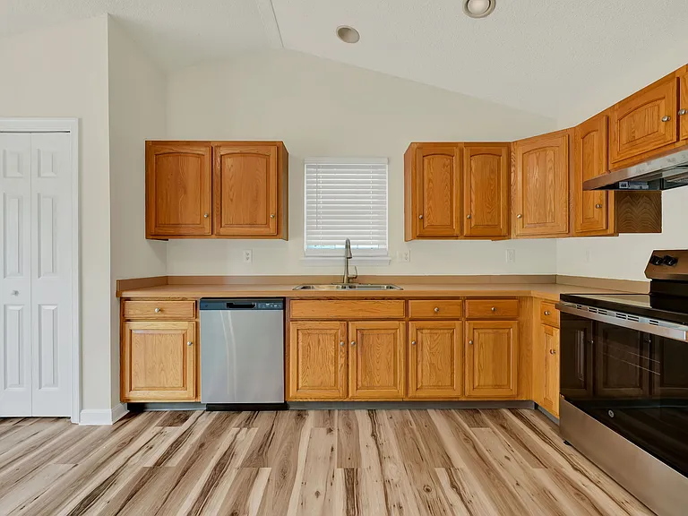 270 Oaknoll Ave — Photo 7