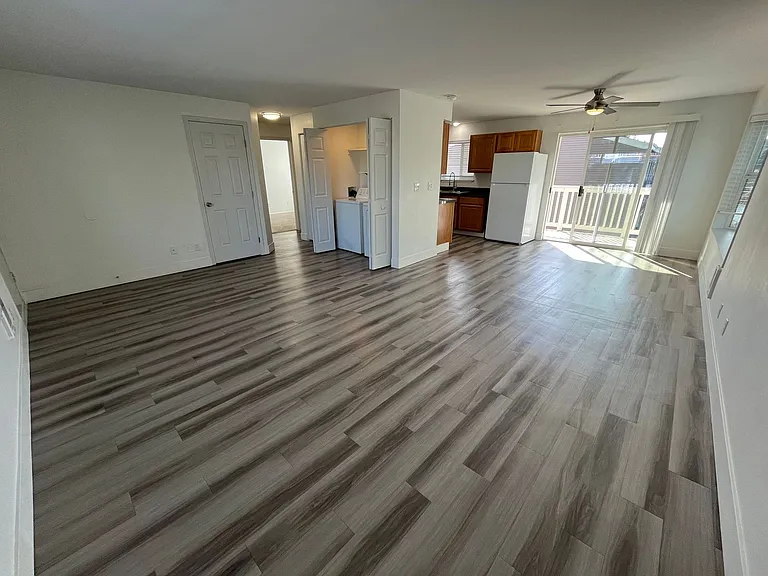 Lakeside Apartments — Photo 7