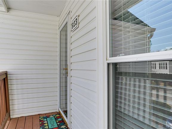 3rd image of 923 Ironwood Dr