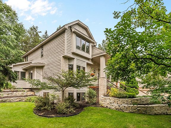 3rd image of 655 Evergreen Cir