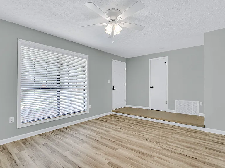 13 Oxford Ct — Photo 4