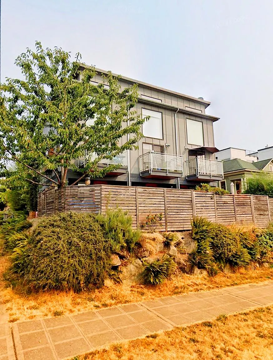 1303 S Hill St — Photo 2