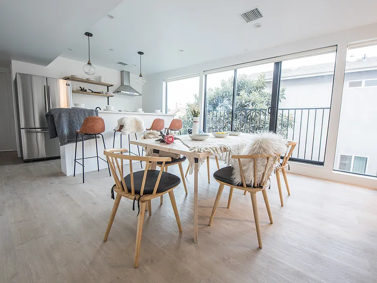 1436 W 36th Pl — Photo 3
