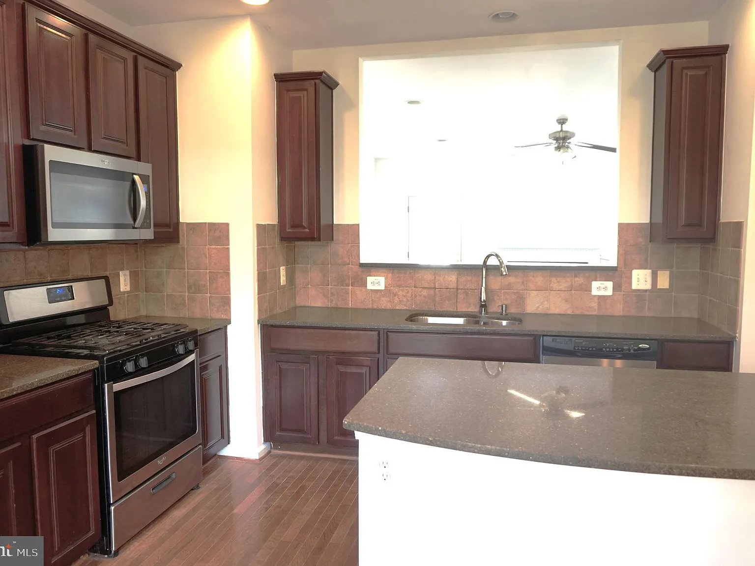 3 bed, 4.0 bath, 1966 sqft, $3,050 — Photo 3