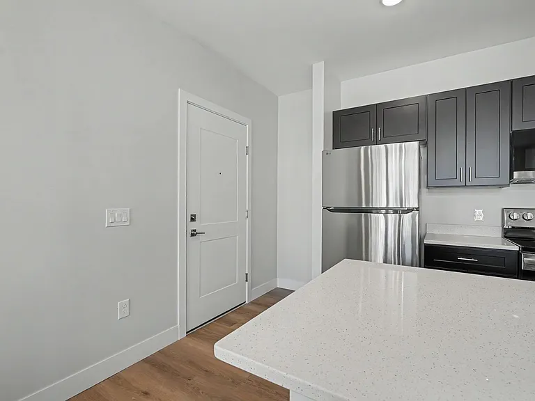 512 W Clark St — Photo 32