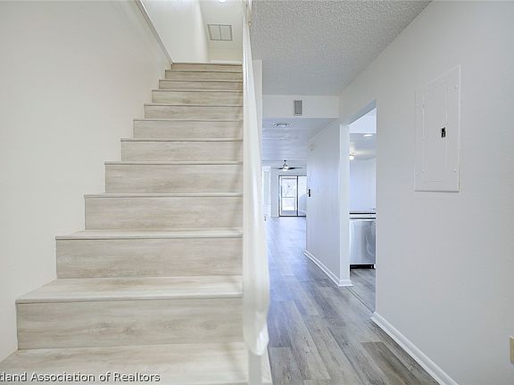 4th image of 3915 Edgewater Dr