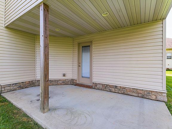 5th image of 376 Oxford Cir