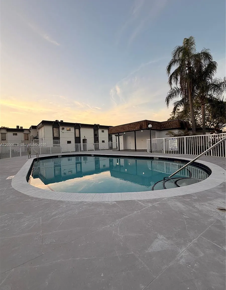 Sunset Palms West Condo — Photo 4