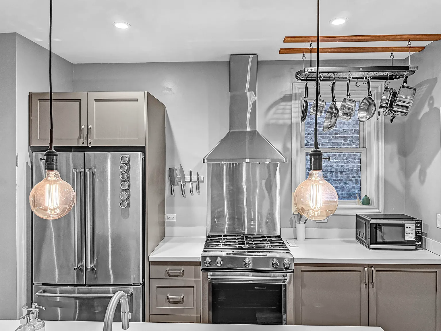 2 bed, 1020 sqft, $6,100 — Photo 3
