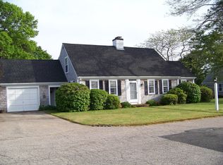 9 Fowlers Ln, Falmouth, MA 02540